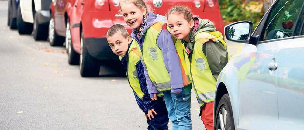 Großes Risiko für Kleine. Vor allem auf dem Weg zur Schule werden Kinder durch unachtsame Autofahrer gefährdet.Foto: S. Pilick/dpa