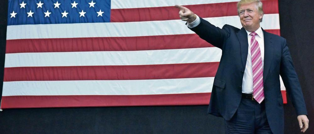 Der nächste US-Präsident Donald Trump (hier ein Foto aus dem Wahlkampf) hält sich nicht an einige Regeln der US-Politik.