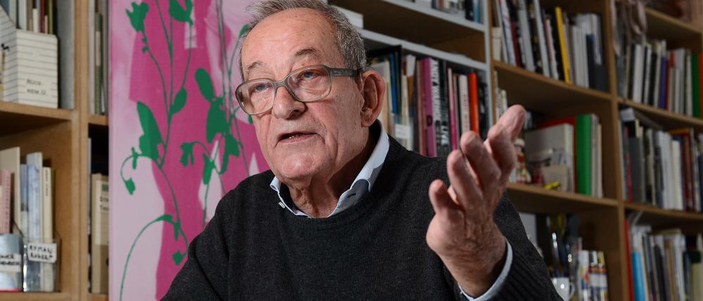 Will Entschleunigung im Betrieb. Ausstellungsmacher Kasper König, 73, in seinem Berliner Büro.