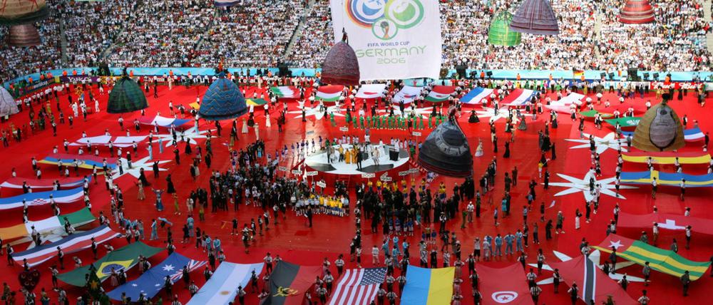 Es wird eng. Bei der Eröffnungsfeier der WM 2006 in München mussten nur 32 Fahnen im Innenraum Platz finden. 2026 werden es 16 mehr sein.