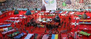 Es wird eng. Bei der Eröffnungsfeier der WM 2006 in München mussten nur 32 Fahnen im Innenraum Platz finden. 2026 werden es 16 mehr sein.