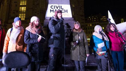 Teilnehmer des Friedensmarsch stehen nach ihrer Ankunft vor der Frauenkirche in Dresden. Mittlerweile sind die Läufer in Tschechien.