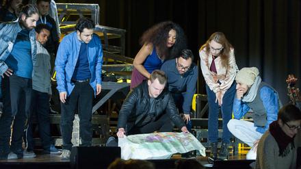 Die Fluchtroute. In der Szene spielen Zaher Alchihabi, Ahmad Shakib Pouya, Esther Jacobs-Völk, Kai Preußker, Matthias Siddhartha Otto, Cornelia Lanz und Houzayfa Alrahmoon mit (von lks.).
