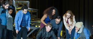 Die Fluchtroute. In der Szene spielen Zaher Alchihabi, Ahmad Shakib Pouya, Esther Jacobs-Völk, Kai Preußker, Matthias Siddhartha Otto, Cornelia Lanz und Houzayfa Alrahmoon mit (von lks.).