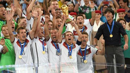 Eines wird auch bei der WM 2026 wie bei 2014 ablaufen: Der Weltmeister bekommt am Ende den Pokal (hier Philipp Lahm). 