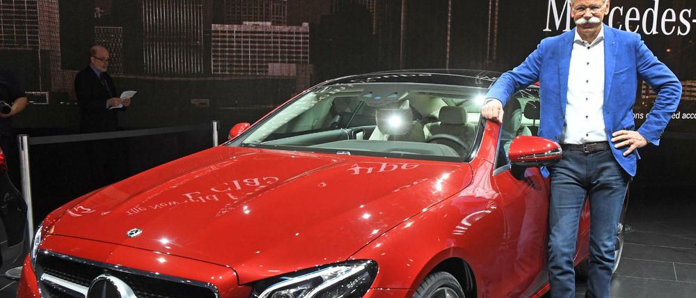 Dieter Zetsche, Vorstandsvorsitzender der Daimler AG und Leiter von Mercedes-Benz Cars, präsentiert bei der North American International Auto Show (NAIAS) in Detroit (Michigan) am ersten Pressetag das neue Mercedes-Benz E-Klasse Coupe.