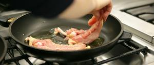 Bei der Zubereitung sollte man die Haut der Perlhuhnbrüste dranlassen, die bringt Geschmack.