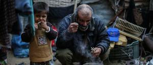 Der 51-jährige Palästinenser Jamal Shobaki (r) kocht in Khan Younis (Palästinen. Autonomiegebiete) im südlichen Gaza-Streifen in einem Topf Hähnchenfleisch für seine Kinder. Mehr als zwei drittel der Bewohner des vom Israel kontrollierten Gaza-Streifens sind auf die Unterstützung der UN-Hilfsorganisationen angewiesen. 