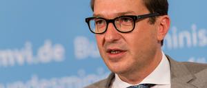 Bundesverkehrsminister Alexander Dobrindt (CSU) spricht auch schon vom "Nafri". Er hält das für eine geistreiche Provokation.