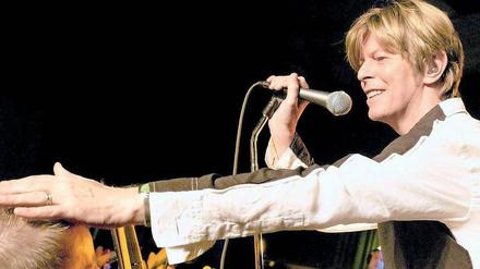 Ganz nah dran. Ein echter Bowie-Fan war außer sich vor Glück, wenn ihn der britische Musiker und Meister salbte. 