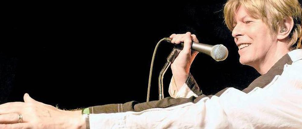 Ganz nah dran. Ein echter Bowie-Fan war außer sich vor Glück, wenn ihn der britische Musiker und Meister salbte. 