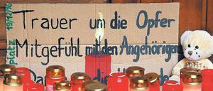 Viele Bürger drückten mit Blumen und Schildern am Breitscheidplatz ihr Beileid aus.