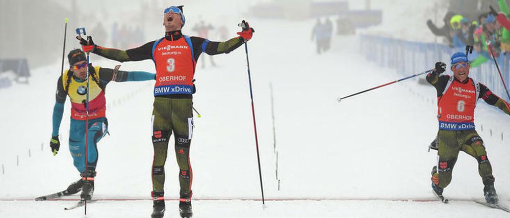 Was für ein Finale! Simon Schempp sprintet am Sonntag im Massenstart zum Sieg in Oberhof.