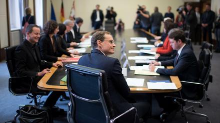 Berlins Regierender Bürgermeister Michael Müller (Mitte, SPD), und die neuen Senatoren