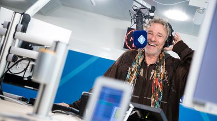 Thomas Gottschalk startete seine Karriere beim Radio. Nun kehrt er mit einer monatlichen Sendung zu seinen Ursprüngen zurück.