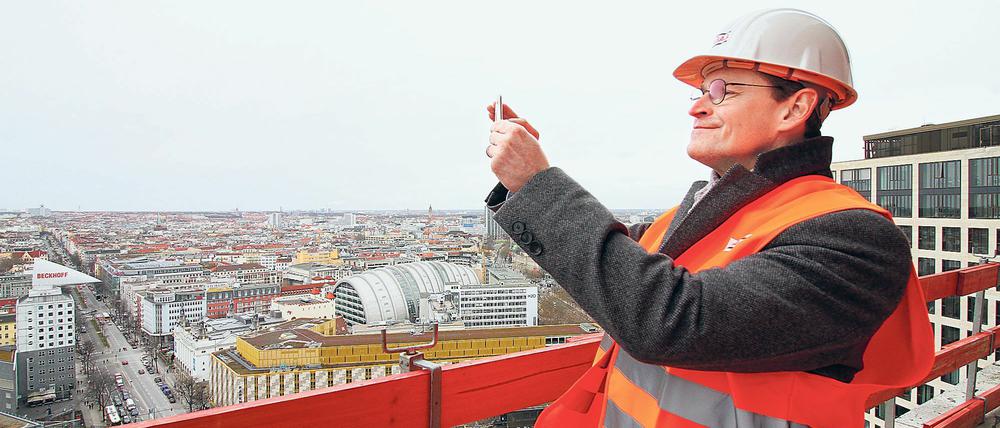 Bauhelm nicht vergessen! Michael Müller.