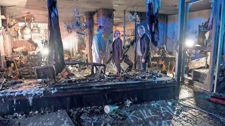 Brand mit Todesfolge. Im „Tatort: Land in dieser Zeit“ am Sonntag um 20 Uhr 15 arbeiten sich Forensiker Uhlich (Sascha Nathan, links) und die Kommissare Anna Janneke (Margarita Broich) und Paul Brix (Wolfram Koch) in die rechte Szene vor. 