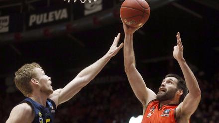 Valencias Fernando San Emeterio (rechts) im Duell mit Alba Berlins Niels Giffey.  