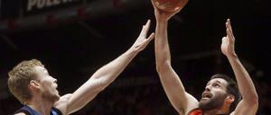 Valencias Fernando San Emeterio (rechts) im Duell mit Alba Berlins Niels Giffey.  