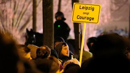 Teilnehmer einer Gegen-Demonstration in der Nähe eines Aufmarsches des fremdenfeindlichen Bündnisses Legida.