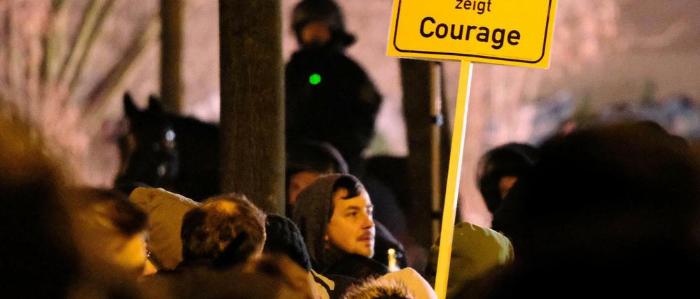 Teilnehmer einer Gegen-Demonstration in der Nähe eines Aufmarsches des fremdenfeindlichen Bündnisses Legida.