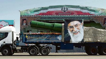 Ein Raketentruck in Teheran auf einer Militärparade mit dem Bildnis des obersten Ayatollah Ali Khamenei.