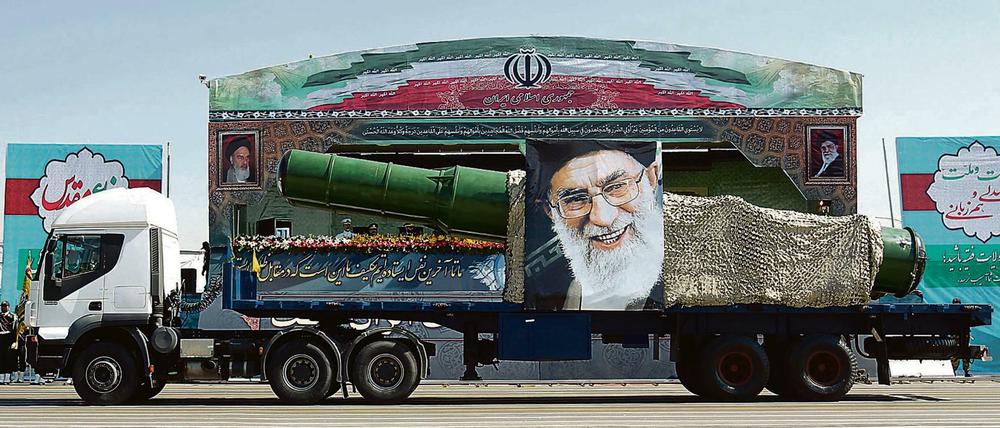 Ein Raketentruck in Teheran auf einer Militärparade mit dem Bildnis des obersten Ayatollah Ali Khamenei.