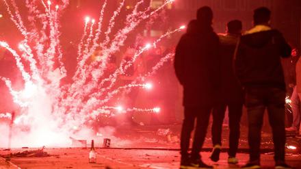 In der Neujahrsnacht wurde ein junger Syrer in Bremen verprügelt - er starb an seinen Verletzungen. Das Foto zeigt Feuerwerk auf einer Weserbrücke in Bremen, und steht in keinem Zusammenhang zur Tat. 