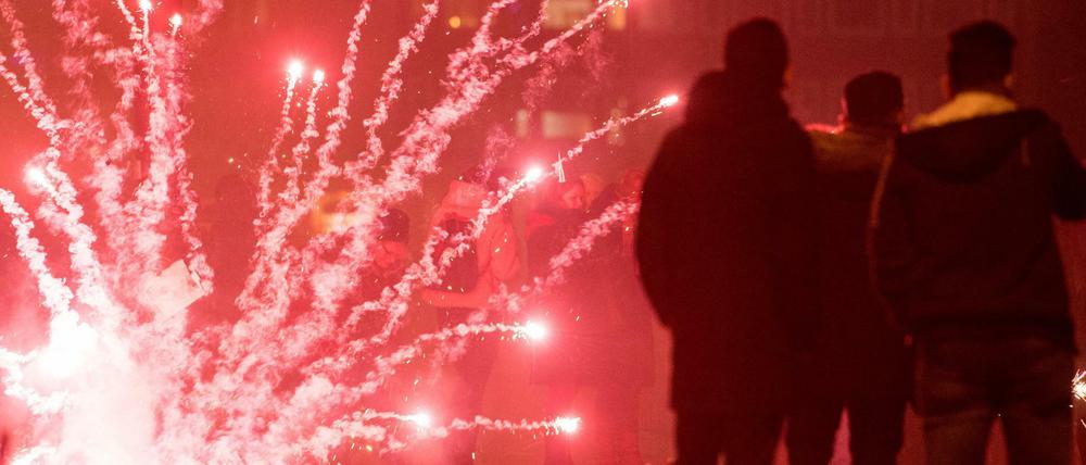 In der Neujahrsnacht wurde ein junger Syrer in Bremen verprügelt - er starb an seinen Verletzungen. Das Foto zeigt Feuerwerk auf einer Weserbrücke in Bremen, und steht in keinem Zusammenhang zur Tat. 