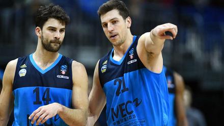 Guck mal, wir sind wieder vollzählig. Engin Atsür (l.) und Dragan Milosavijevic bekommen bei Alba endlich Verstärkung aus den eigenen Reihen.