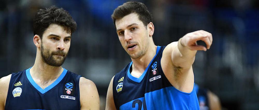 Guck mal, wir sind wieder vollzählig. Engin Atsür (l.) und Dragan Milosavijevic bekommen bei Alba endlich Verstärkung aus den eigenen Reihen.