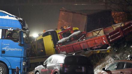 Massenkarambolage am Mittwochabend auf der Autobahn 10 nahe Schönefeld (Brandenburg)