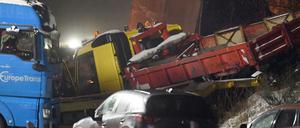 Massenkarambolage am Mittwochabend auf der Autobahn 10 nahe Schönefeld (Brandenburg)