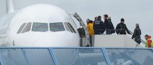 Abgelehnte Asylbewerber besteigen ein Flugzeug am Baden-Airport in Rheinmünster (Baden-Württemberg).