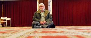 Ein Mitglied der Türkischen Gemeinde in einer Moschee.