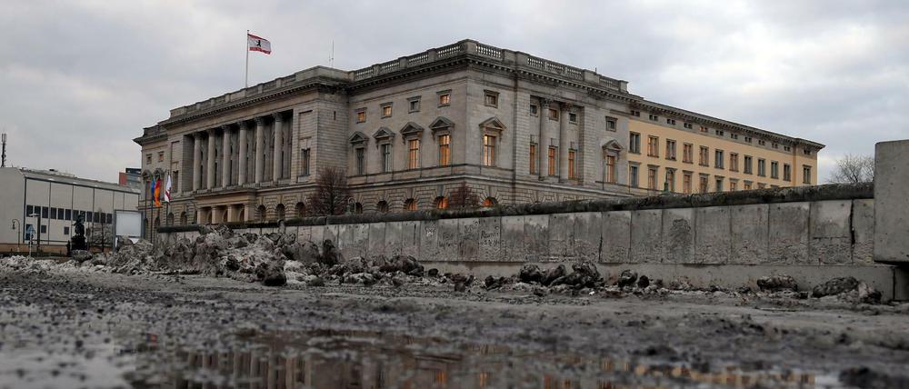 Matsch statt Schnee. Auch vor dem Berliner Abgeordnetenhaus sieht es ungemütlich aus. 