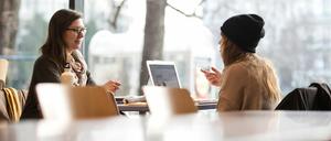 Zeit zum Lernen - und die Wäsche macht Mutti? Zwei Studentinnen in der Cafeteria der Universität der Künste (UdK) in Berlin.