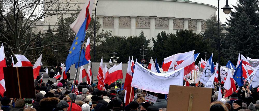 Protest vor Polens Sejm gegen die PiS-Regierung: Die Opposition hätt das Parlament besetzt.