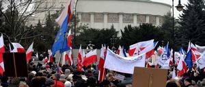Protest vor Polens Sejm gegen die PiS-Regierung: Die Opposition hätt das Parlament besetzt.