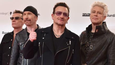 U2 um Leadsänger Bono (M.), 2014 bei der Verleihung des Medienpreises Bambi in Berlin.