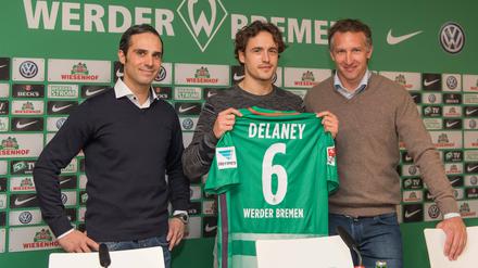 Den mussten sie nehmen. Trainer Alexander Nouri (l.) und Baumann mit Zugang Thomas Delaney (Mitte).  