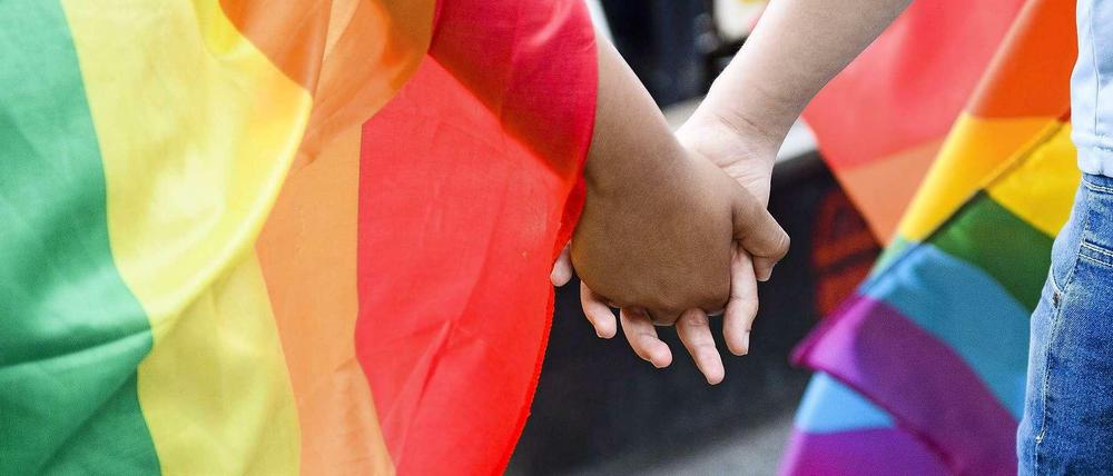Zärtlichkeiten in der Öffentlichkeit? Homosexuelle fallen da immer noch auf.
