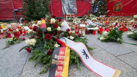Kranzniederlegung auf der Weihnachtsmarkt am Breitscheidplatz in Berlin.