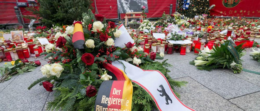Kranzniederlegung auf der Weihnachtsmarkt am Breitscheidplatz in Berlin.