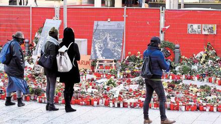 Auch knapp drei Wochen nach dem Anschlag drücken viele Menschen ihre Anteilnahme aus. Die Politik ist seltsam stumm.