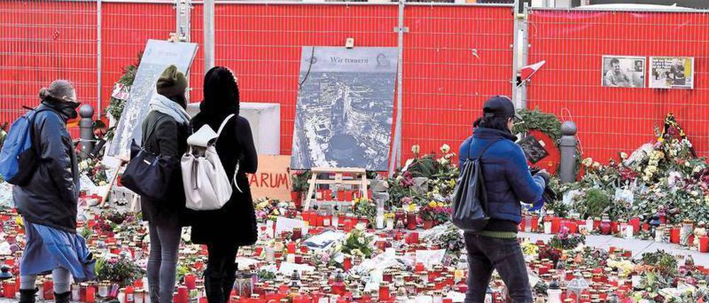 Auch knapp drei Wochen nach dem Anschlag drücken viele Menschen ihre Anteilnahme aus. Die Politik ist seltsam stumm.