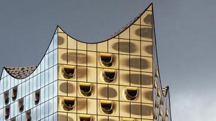 Joachim Mischke, Michael Zapf haben mit "Elbphilharmonie" (Edel Books, Hamburg 2016) ein wunderbares Buch zu dem Bauwerk veröffnetlicht.