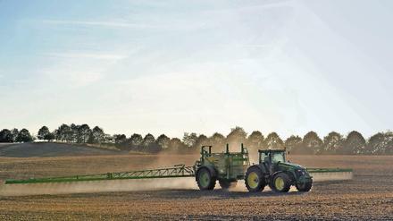 Ein Bauer besprüht in Mecklenburg-Vorpommern sein Feld. 