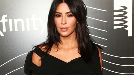 Drei Monate nach dem Raubüberfall auf Kim Kardashian hat die französische Polizei Verdächtige festgenommen.