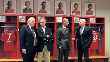 Vielsprachige Plaudertaschen in der Bayern-Kabine. Der Bayer Uli Hoeneß (li.) unterhält sich mit dem gebürtigen Westfalen Karl-Heinz Rummenigge, daneben horcht der Katalane Pep Guardiola (2. v. r.) den Worten des Sachsen Matthias Sammer. 
